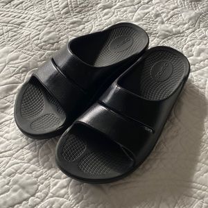 Black OOFOS Slides/Sandals